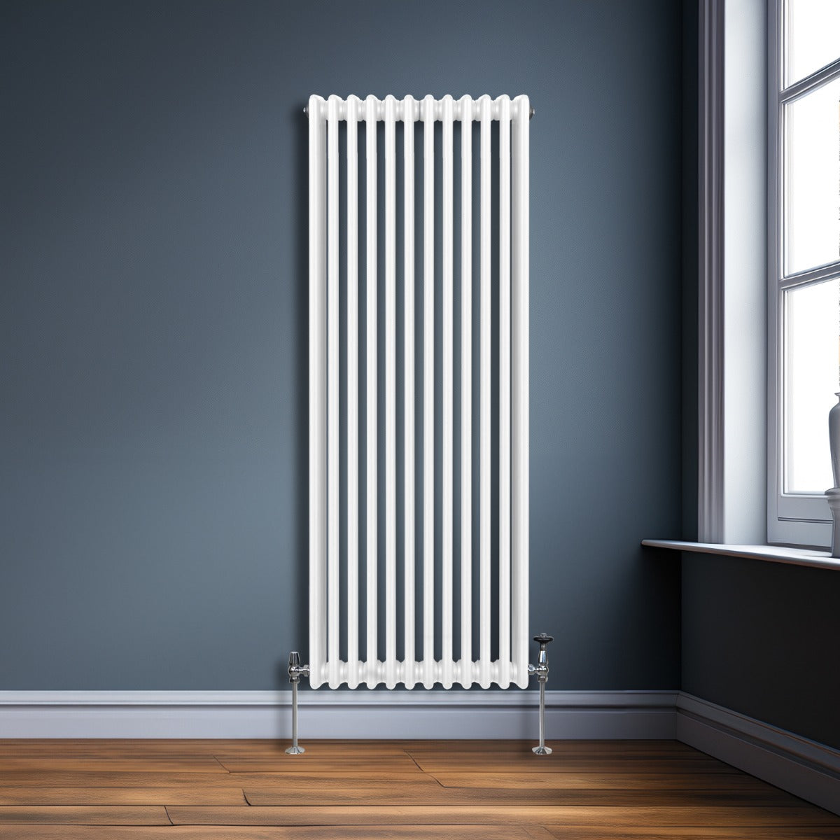 Termosifone a 3 colonne bianco, 1800 x 562mm, con finitura liscia e lucida, installato su una parete blu con pavimento in legno chiaro