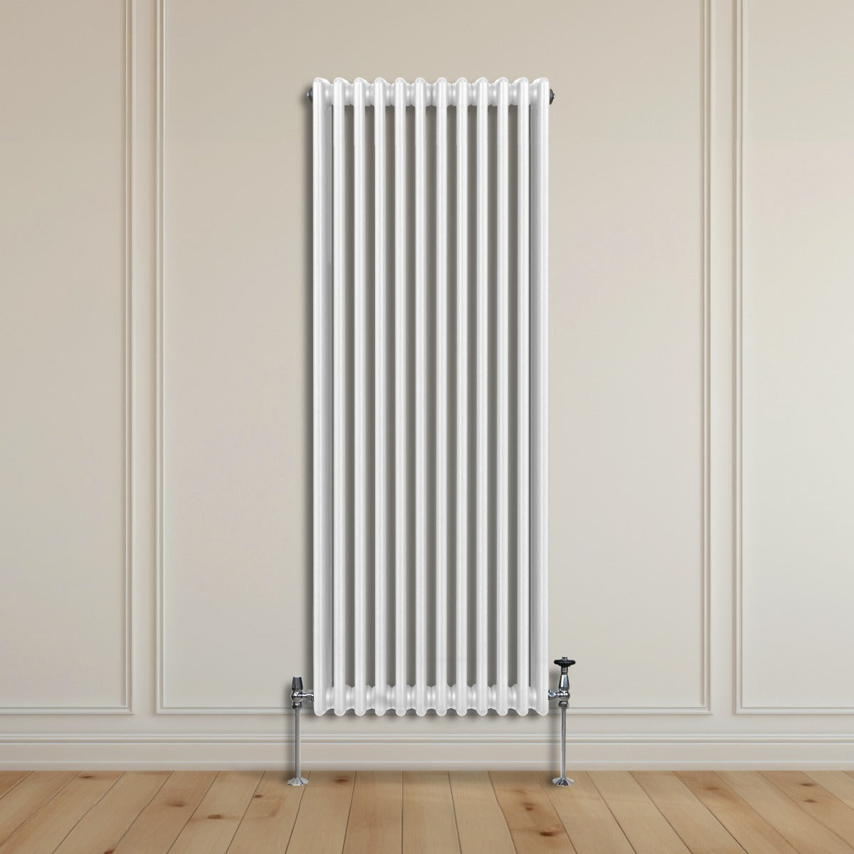 Termosifone a 3 colonne bianco, 1800 x 562mm, con finitura liscia e supporti metallici, installato su parete chiara in legno