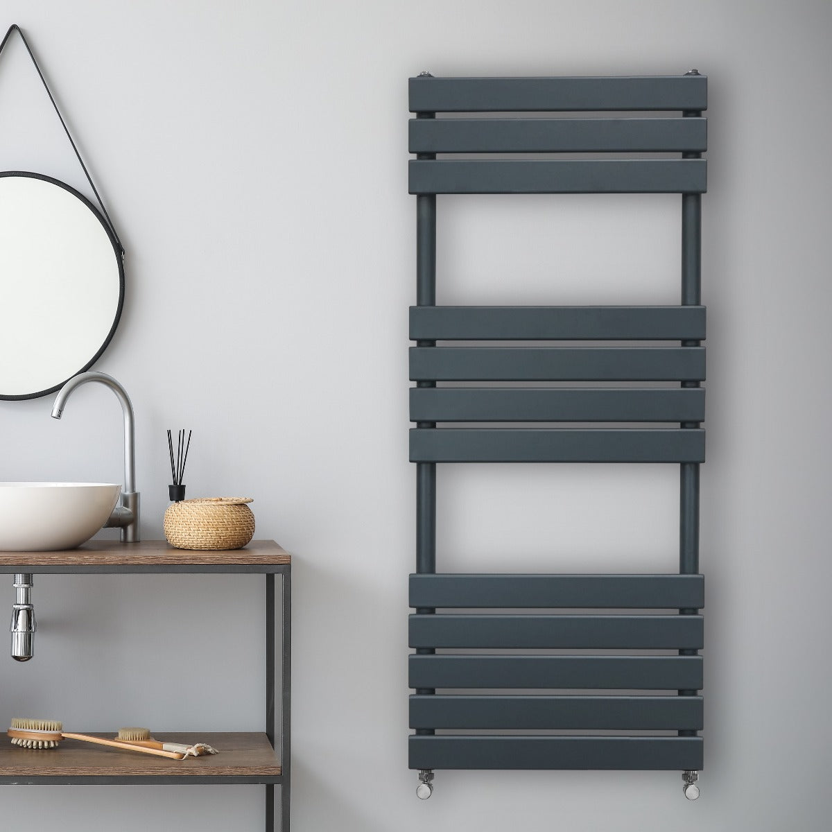 Radiatore per asciugamani a incasso grigio antracite, con design moderno e linee pulite, montato su parete in un bagno elegante