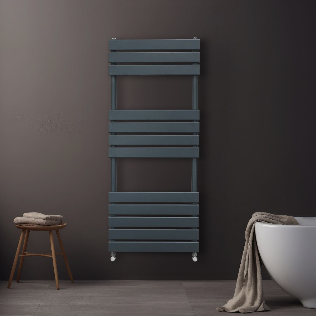 Radiatore per asciugamani a incasso grigio antracite, design moderno con listelli orizzontali, posizionato su parete scura con asciugamano e sgabello in legno