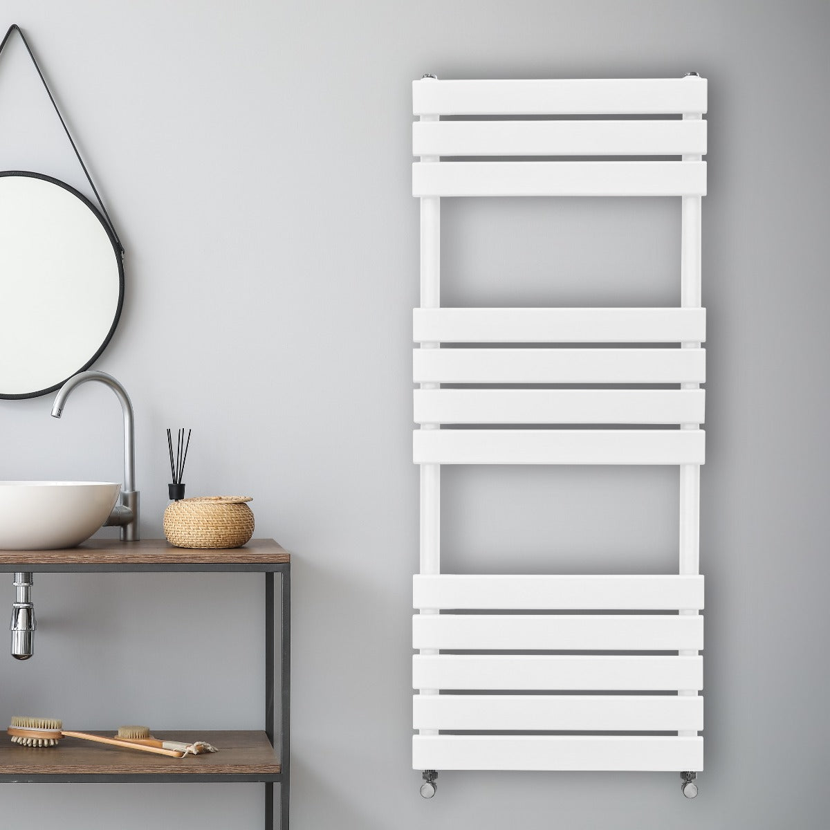 Radiatore per asciugamani a incasso bianco, design moderno con barre orizzontali, installato su parete grigia, accanto a lavabo elegante