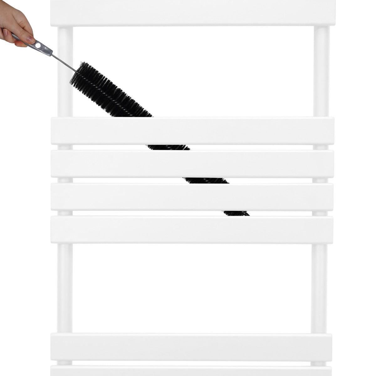 Radiatore per asciugamani a incasso bianco, con barre orizzontali e un attrezzo per la pulizia, design elegante e moderno