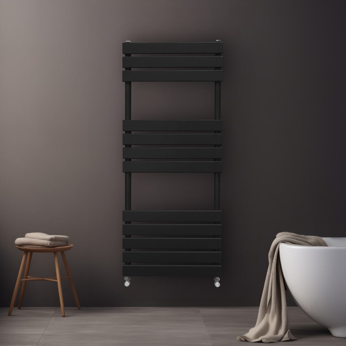 Radiatore per asciugamani a incasso nero, 1200mm x 450mm, con design moderno a listelli, installato su parete grigia, accanto a una vasca bianca