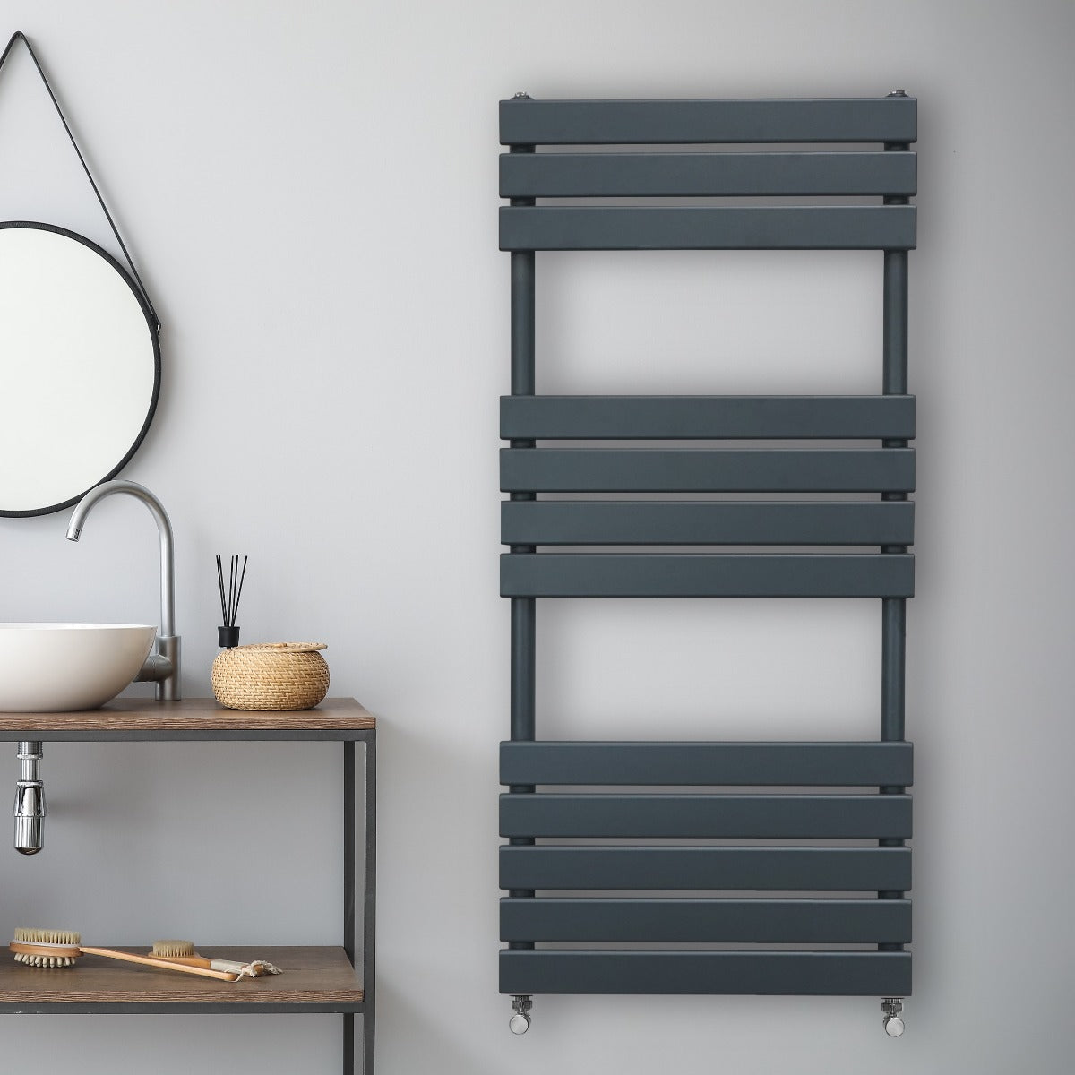 Radiatore per asciugamani a incasso grigio antracite, con design a doghe, installato su una parete moderna accanto a un lavabo elegante