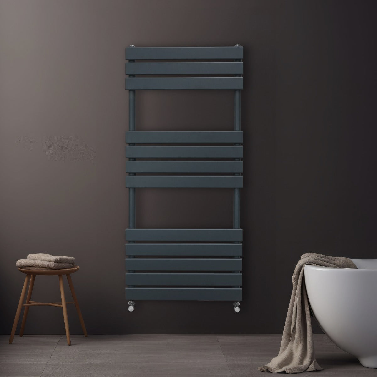 Radiatore per asciugamani a incasso grigio antracite, design moderno con pannelli orizzontali, installato su parete scura, accanto a una vasca bianca