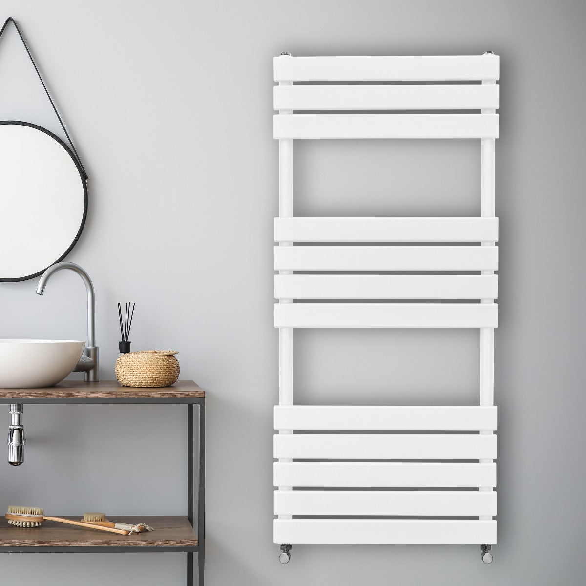 Radiatore per asciugamani a incasso bianco, design moderno con barre orizzontali, installato su parete grigia in un bagno elegante