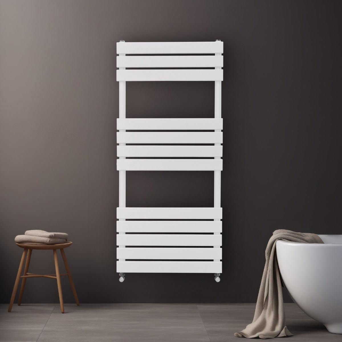 Radiatore per asciugamani a incasso bianco, con design a doghe orizzontali, installato su parete scura, accanto a una vasca moderna