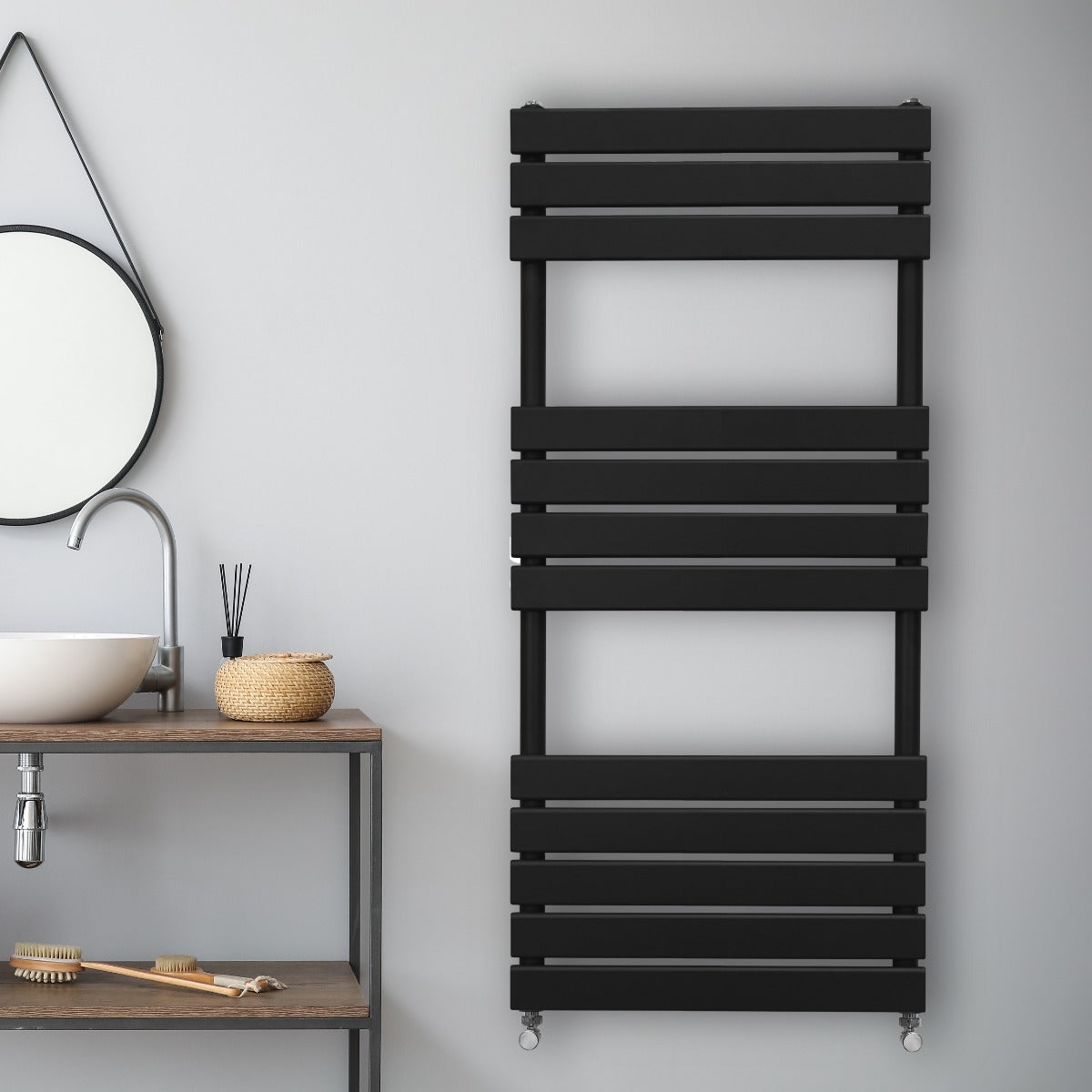 Radiatore per asciugamani a incasso nero, 1200mm x 500mm, con design a listelli orizzontali, installato su parete grigia moderna