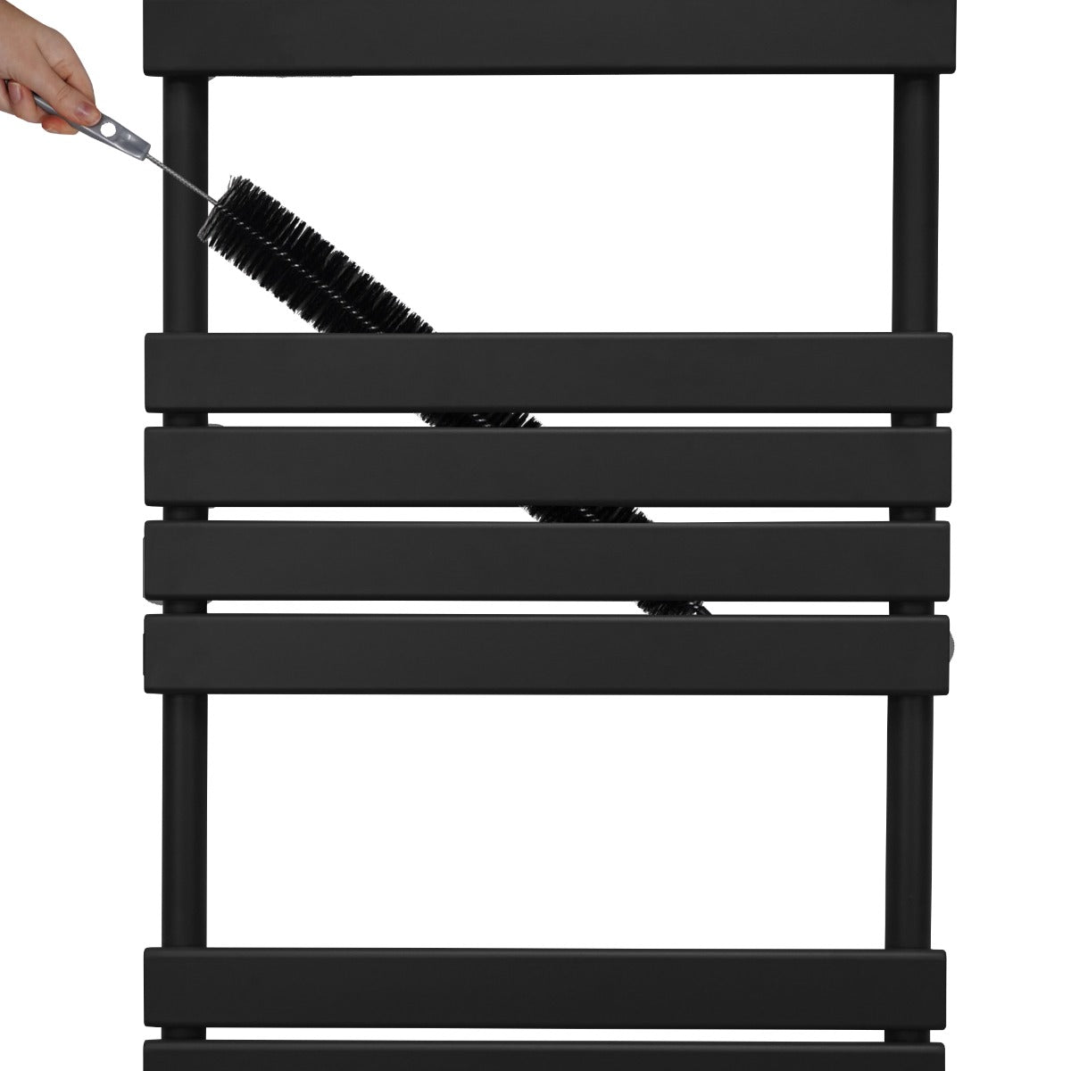 Radiatore per asciugamani a incasso nero, con design moderno e linee pulite, mentre una mano utilizza una spazzola per la pulizia