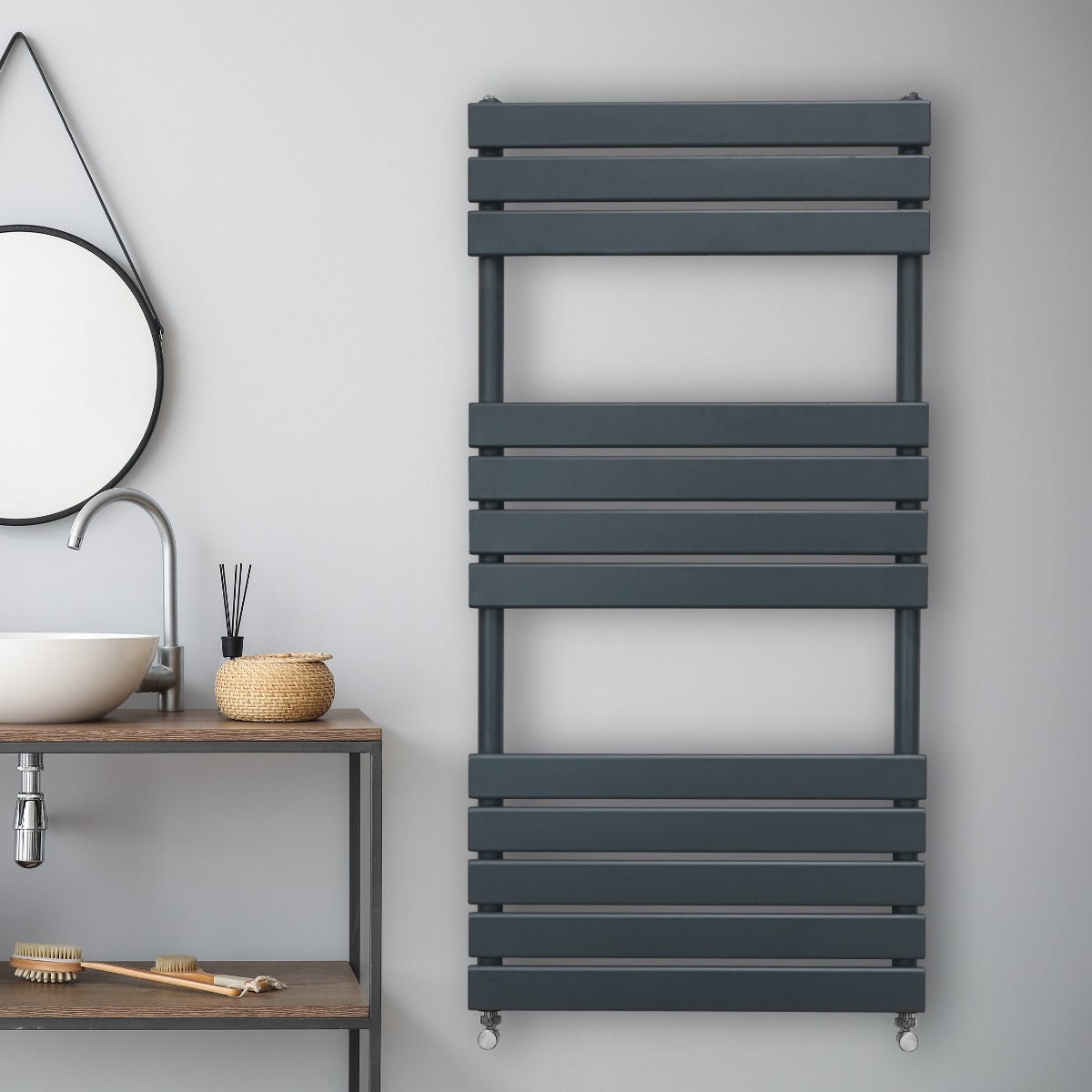 Radiatore per asciugamani a incasso grigio antracite, design moderno con barre orizzontali e finitura liscia, installato su parete chiara