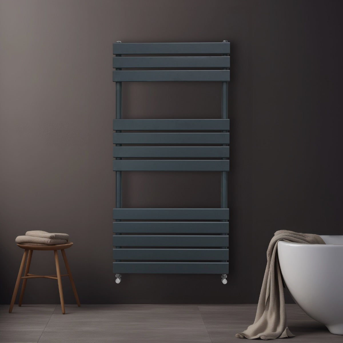 Radiatore per asciugamani a incasso grigio antracite, design moderno con barre orizzontali, installato su parete scura, accanto a un bagno elegante