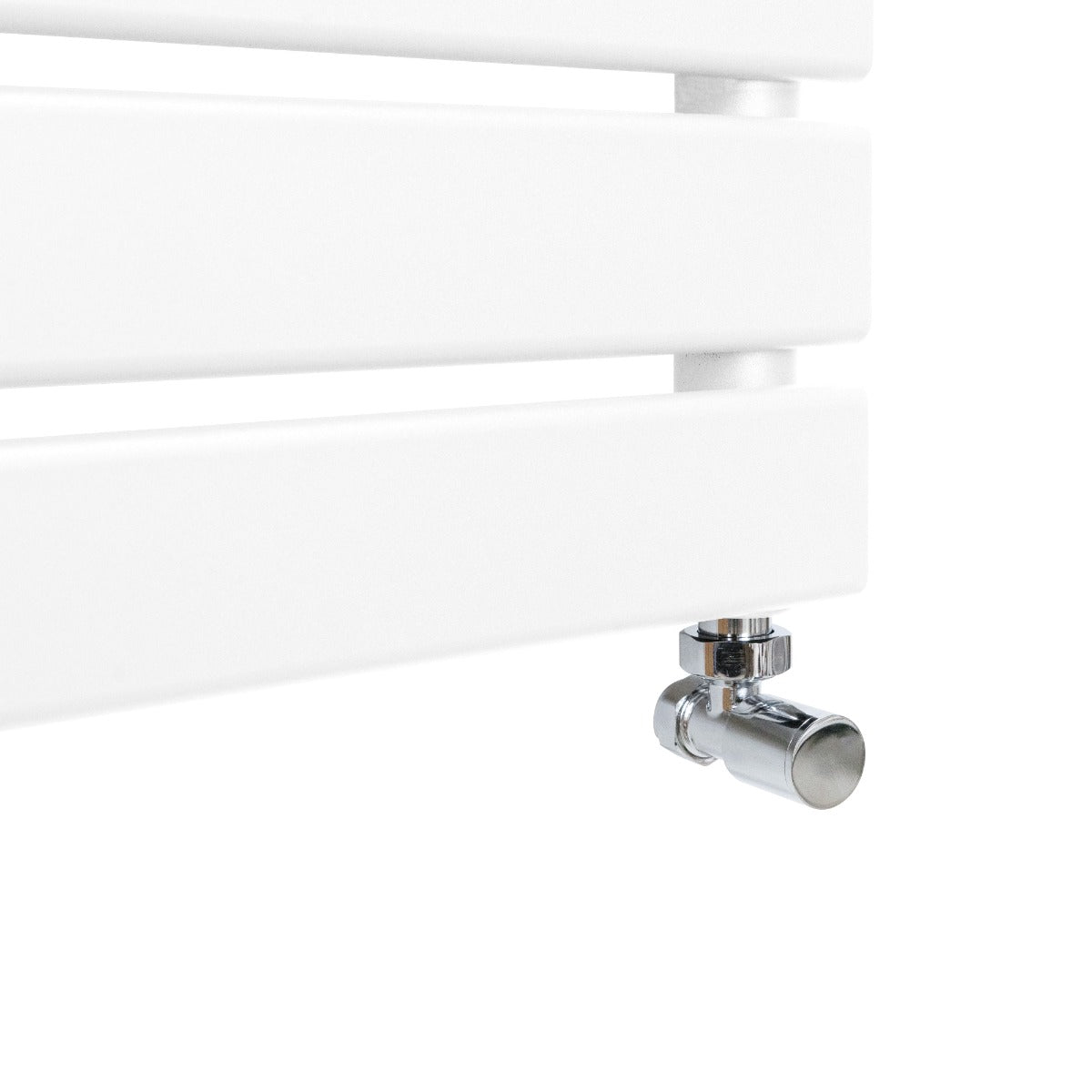 Radiatore per asciugamani a incasso bianco, 1200mm x 600mm, con finitura liscia e dettagli cromati sulla valvola di collegamento