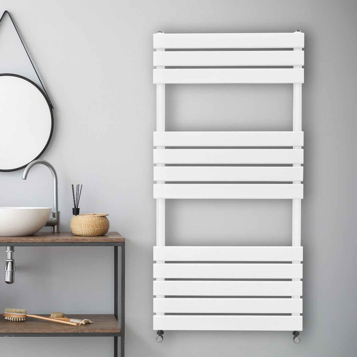 Radiatore per asciugamani a incasso bianco, design moderno con linee pulite e finitura liscia, installato su una parete grigia