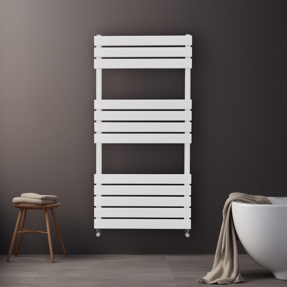 Radiatore per asciugamani a incasso bianco, design moderno con pannelli orizzontali, installato su parete scura, accanto a un bagno elegante
