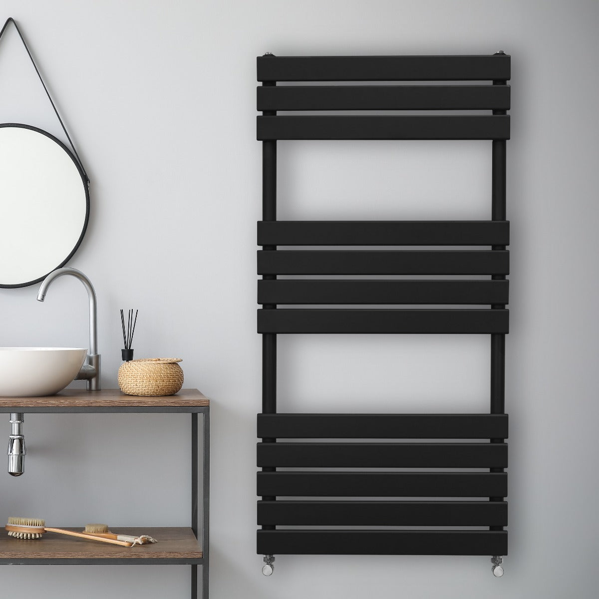 Radiatore per asciugamani a incasso nero, 1200mm x 600mm, con design moderno e linee pulite, montato su parete grigia