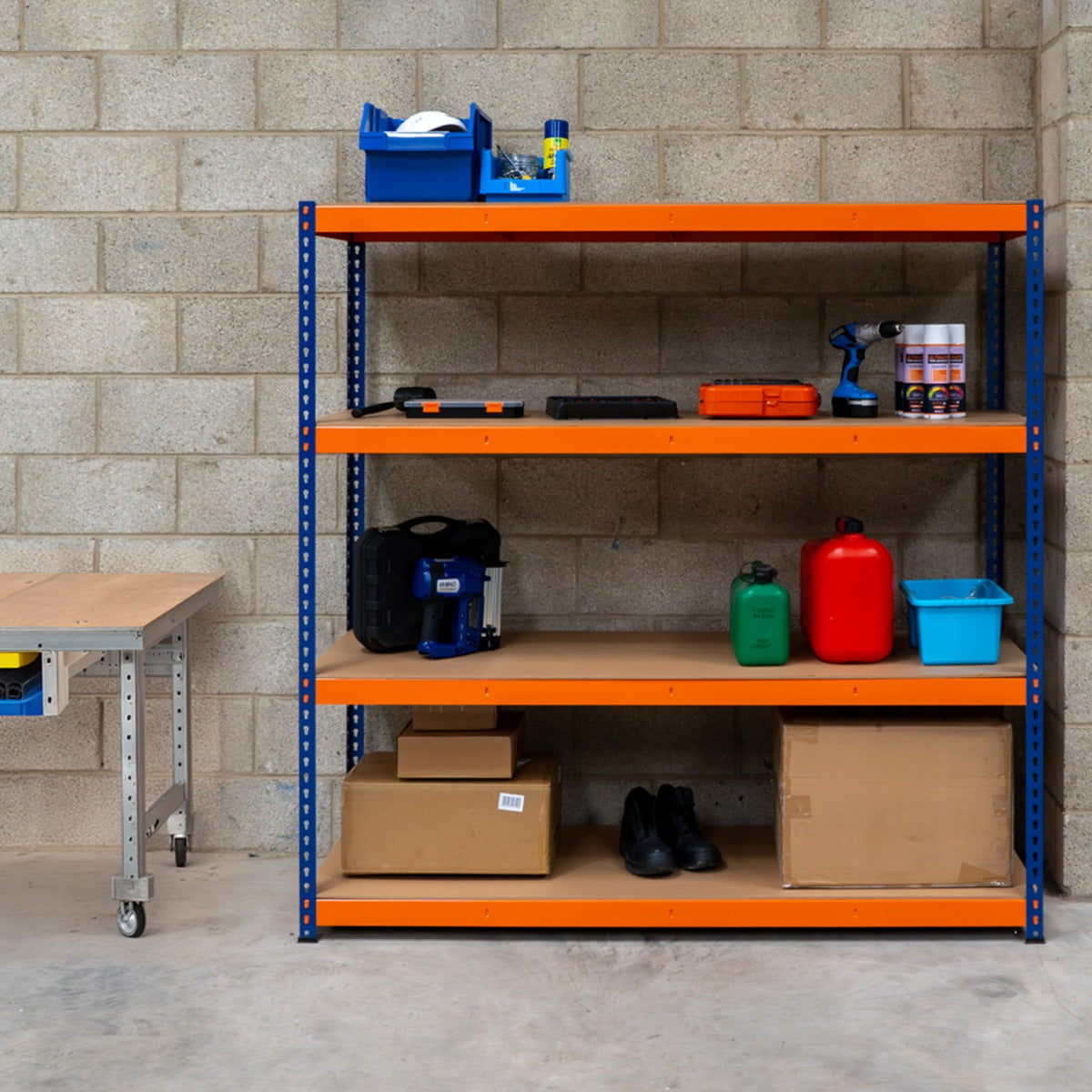 Scaffalatura a 4 ripiani S-Rax con struttura blu e ripiani arancioni, ideale per organizzare attrezzi e materiali in garage