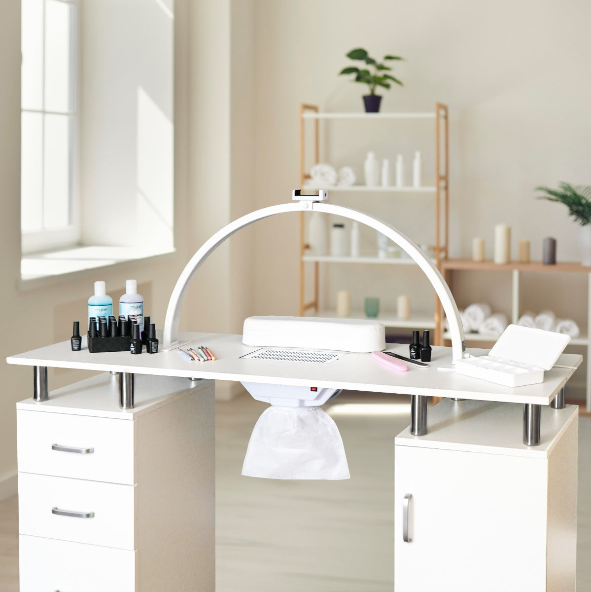 Tavolo da manicure professionale bianco con lampada LED a mezzaluna, attrezzato con prodotti per unghie e spazio per strumenti