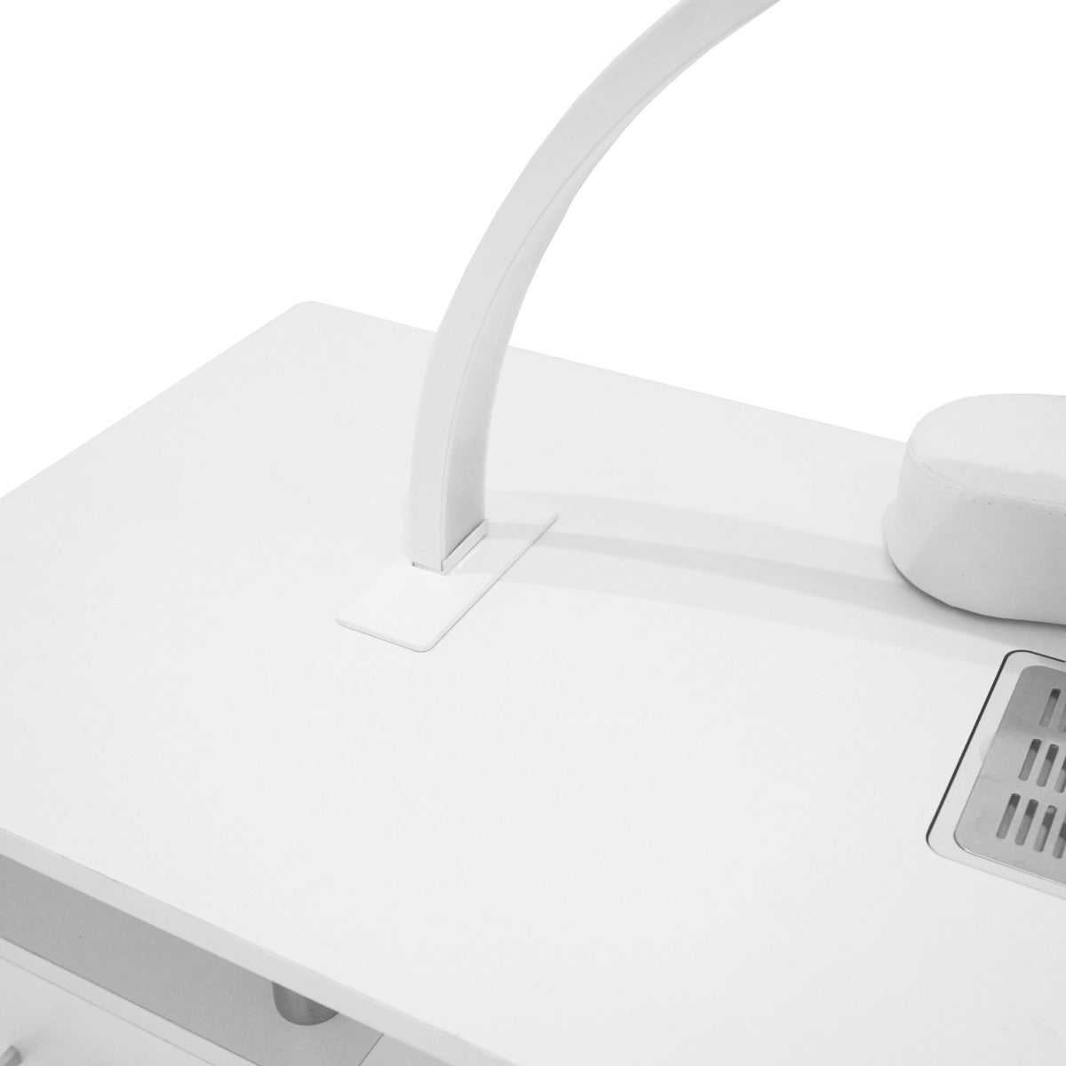Tavolo da manicure professionale in bianco con lampada LED a mezzaluna, superficie liscia e design moderno per un'illuminazione ottimale