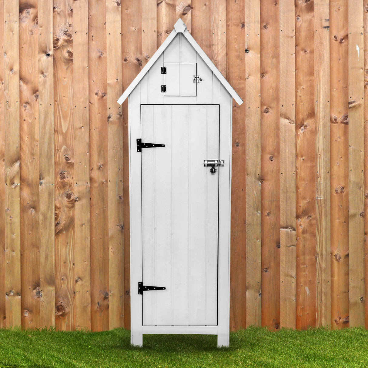 Capanno da giardino in legno bianco con tetto a punta, porte in legno, maniglie nere e sfondo di legno naturale