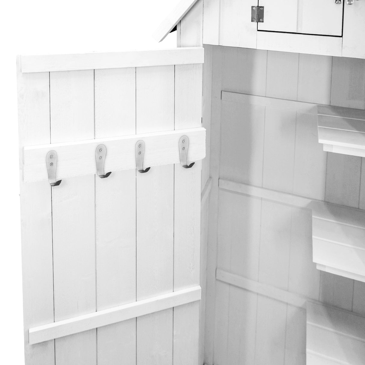 Capanno da giardino in legno bianco, con pareti lisce, ripiani interni e ganci metallici per appendere attrezzi o accessori
