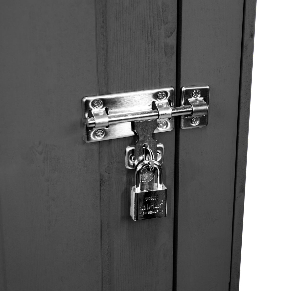 Chiusura metallica lucida con lucchetto su un capanno da giardino in legno grigio, evidenziando la robustezza e la sicurezza