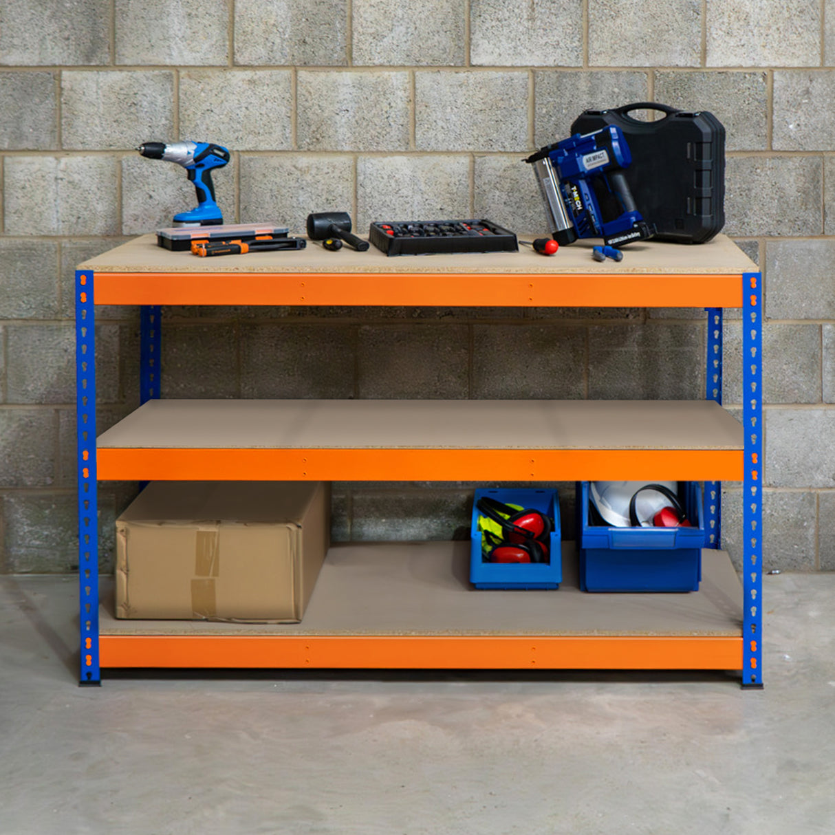 Ripiano aggiuntivo per banco da lavoro S-Rax, 180 cm x 60 cm, con struttura blu e ripiani arancioni, attrezzi e scatole organizzate sopra