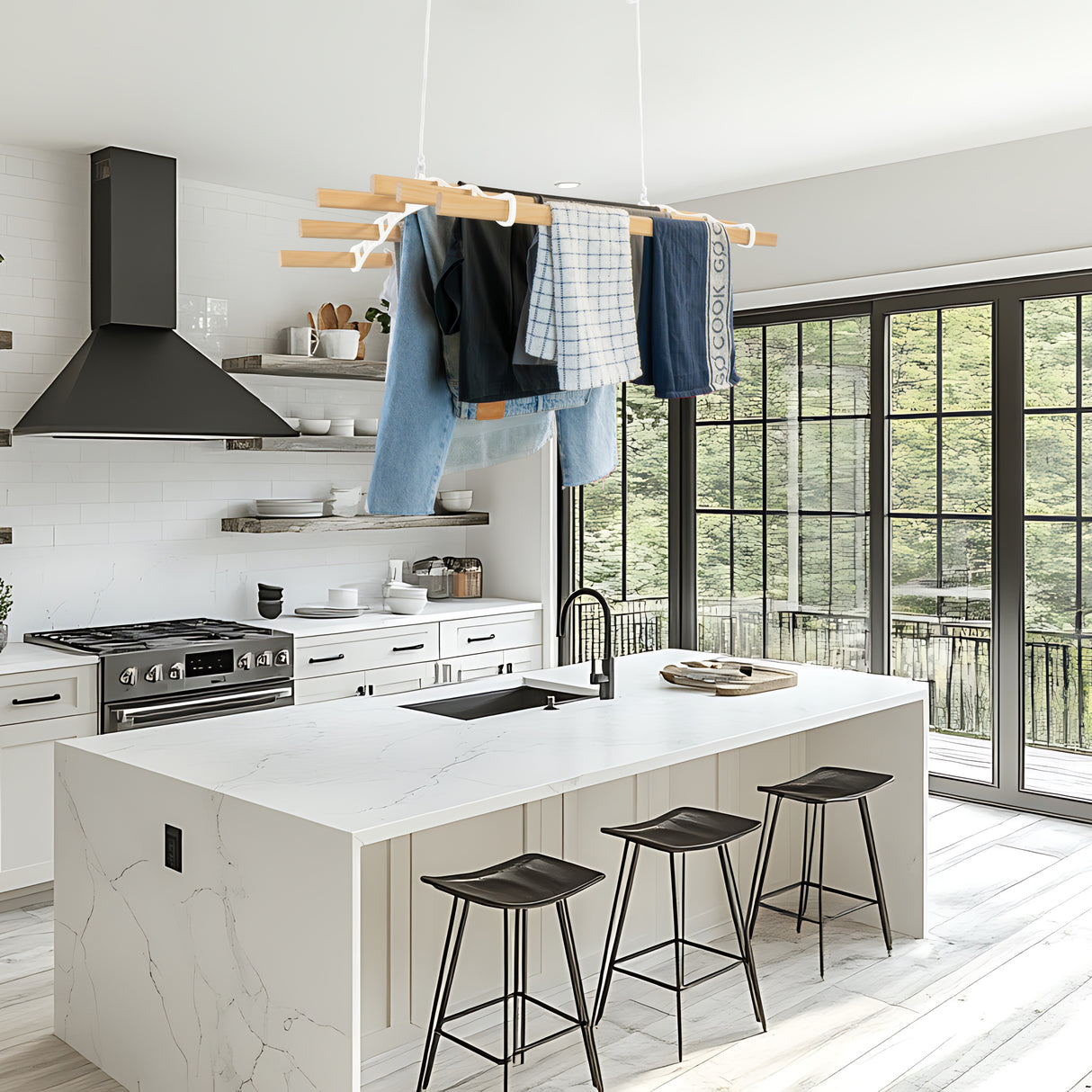 Stendibiancheria a soffitto bianco con sei listelli in legno, utilizzato per asciugare vestiti in una cucina moderna e luminosa