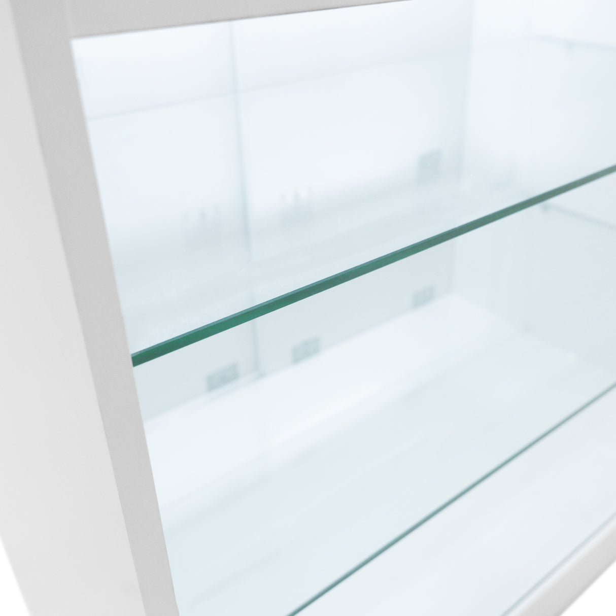 Bancone da negozio LED K1500 in bianco, con ripiani in vetro trasparente e illuminazione interna, design moderno e minimalista
