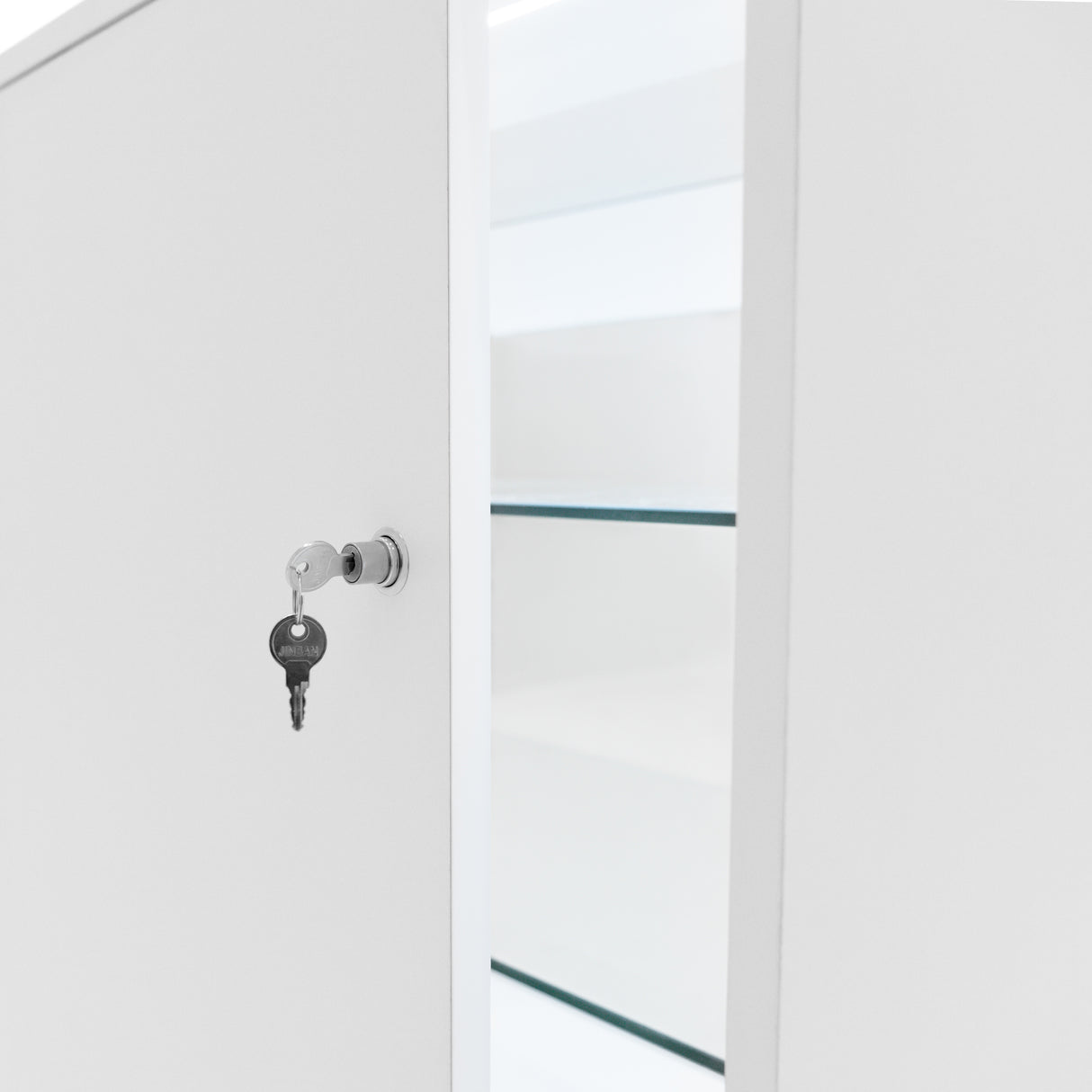 Bancone da negozio LED K1500 bianco con chiave, ante lisce e ripiani in vetro trasparente, design moderno e minimale