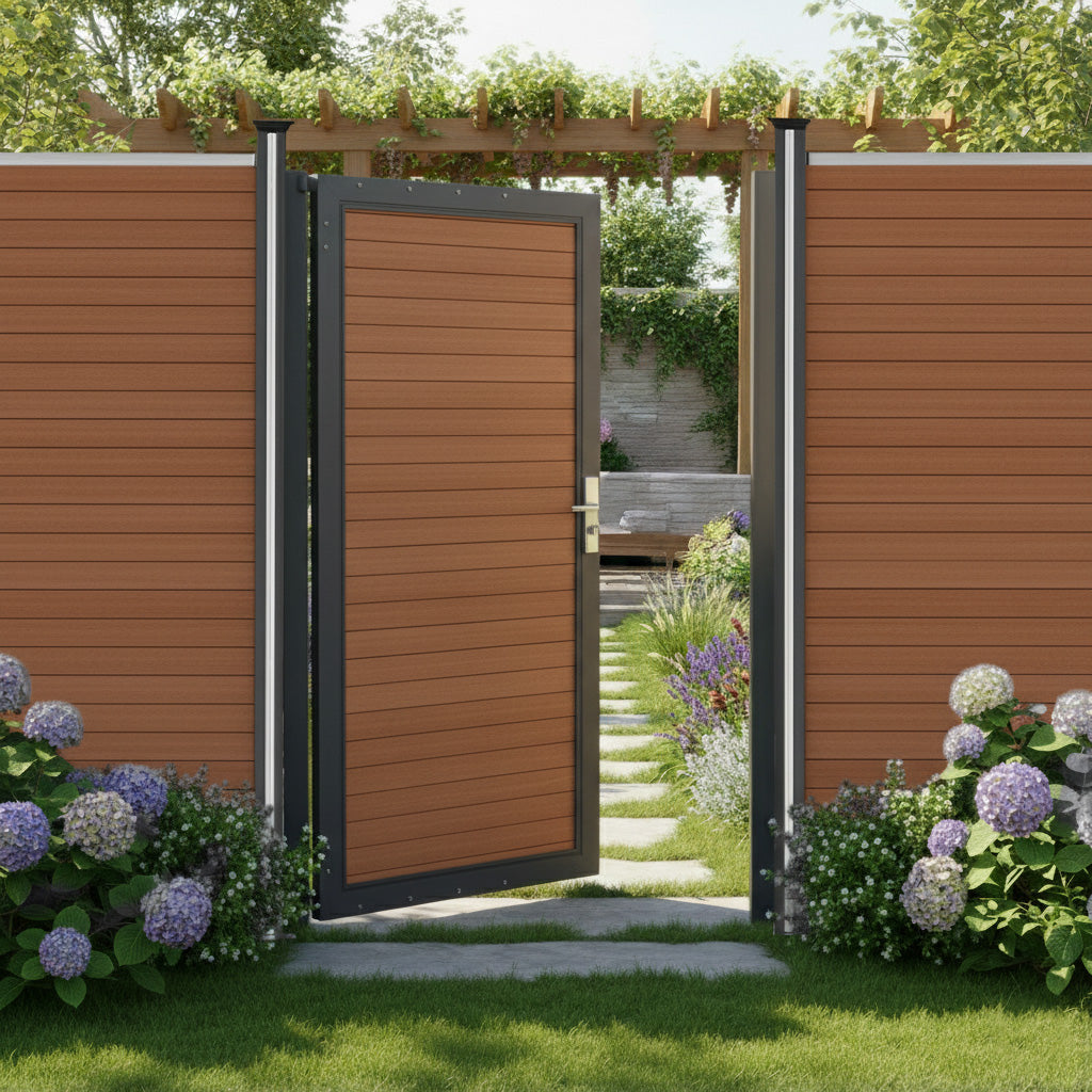Porta da giardino in pannello ecolegno marrone con struttura metallica, circondata da fiori e piante verdi in un ambiente sereno