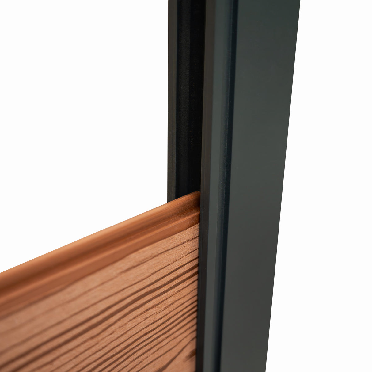 Porta da giardino in pannello ecolegno marrone, con finitura liscia e bordi definiti, incorniciata da un telaio nero elegante