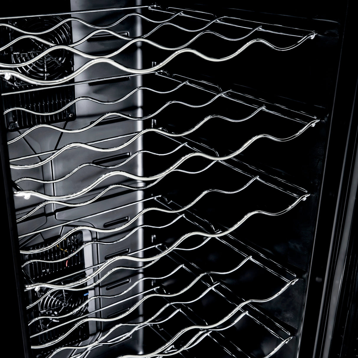 Cantinetta frigo per vino Oriva con ripiani metallici ondulati, illuminazione LED multicolore e finitura elegante in nero lucido