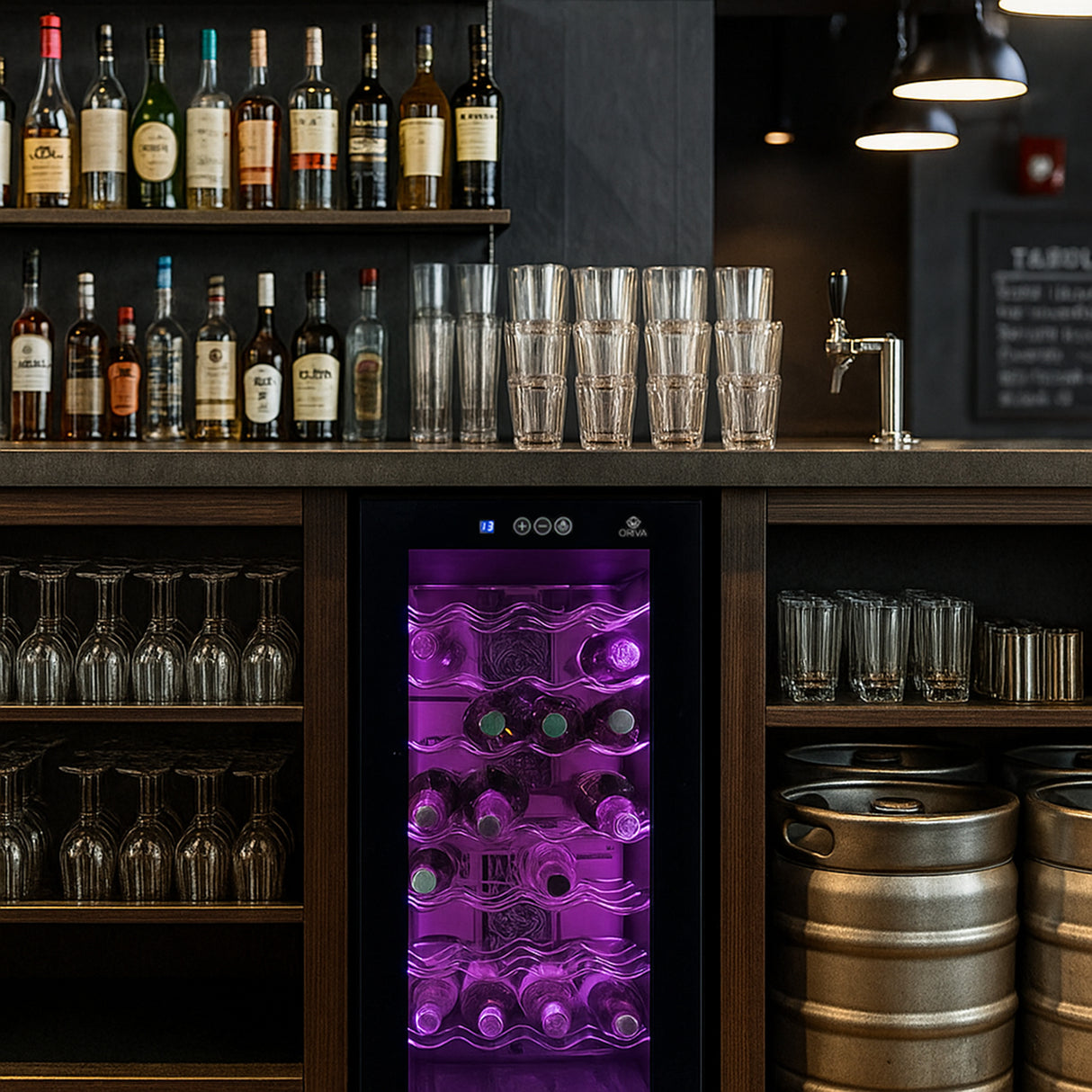 Cantinetta frigo per vino Oriva con luci LED multicolore, design elegante, ripiani in metallo e bottiglie di vino illuminate in viola