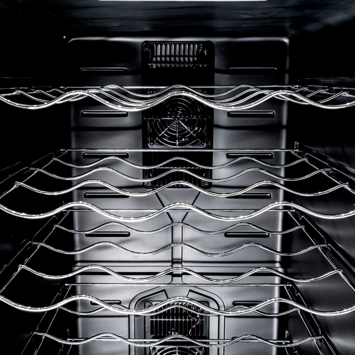Cantinetta frigo per vino Oriva con ripiani in metallo lucido, illuminazione LED multicolore e design interno elegante e funzionale