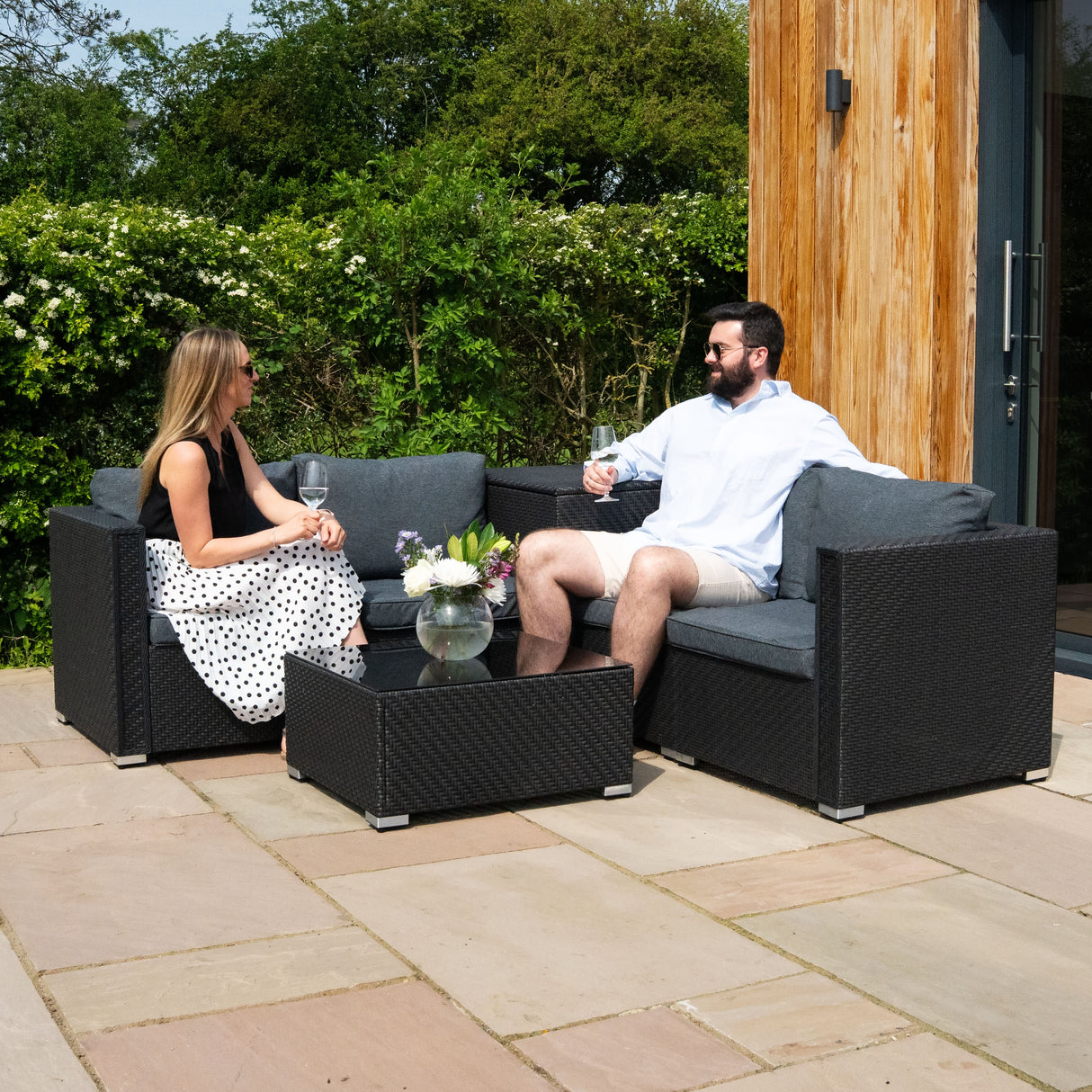 Set Rattan Nero 6 Pezzi con Tavolino e 2 Bauli Contenitori (250L + 700L)