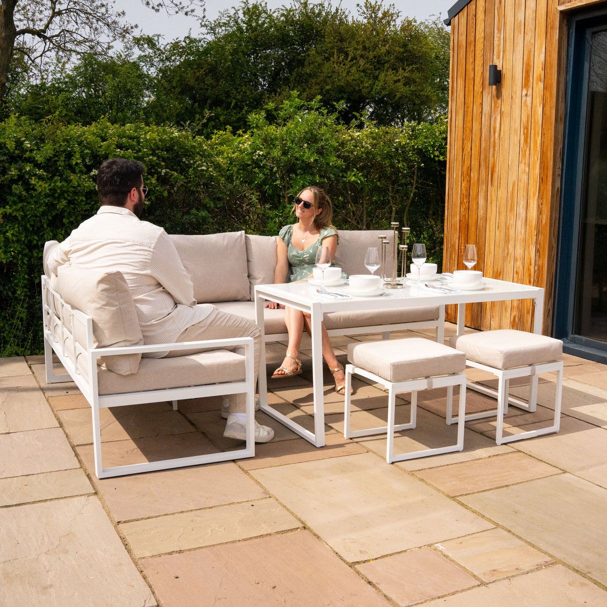 Set Divano Angolare in Alluminio con Cassapanca in Rattan Nero – Bianco