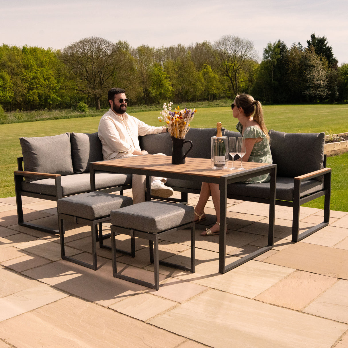 Set Divano Angolare in Alluminio con Cassapanca in Rattan Nero – Effetto Legno