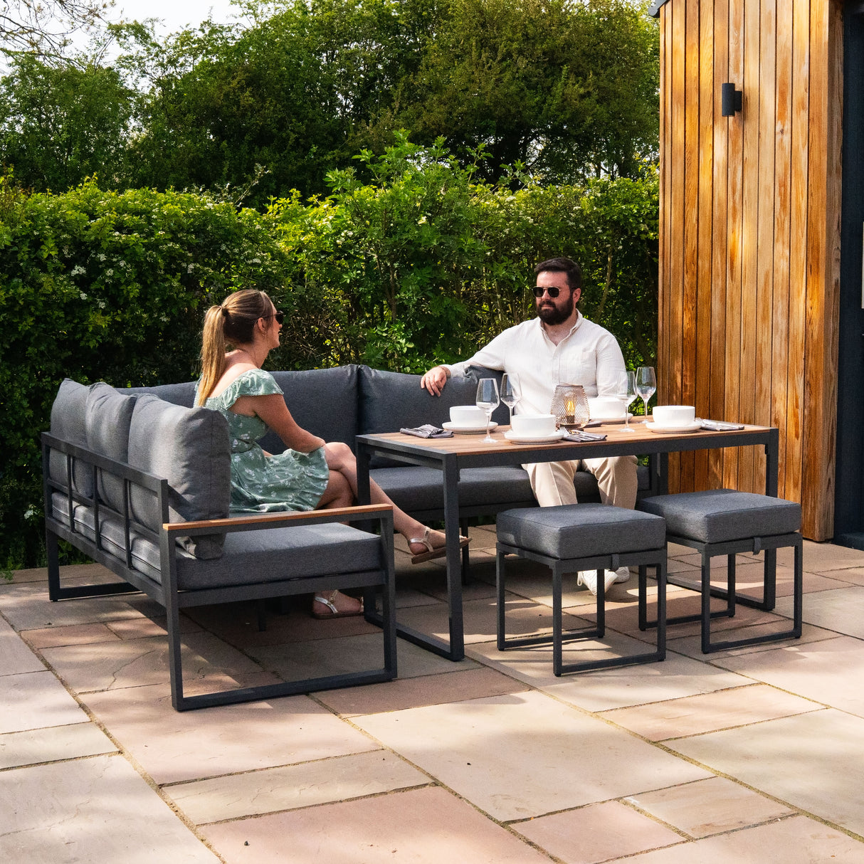 Set Divano Angolare in Alluminio con Cassapanca in Rattan Nero – Effetto Legno