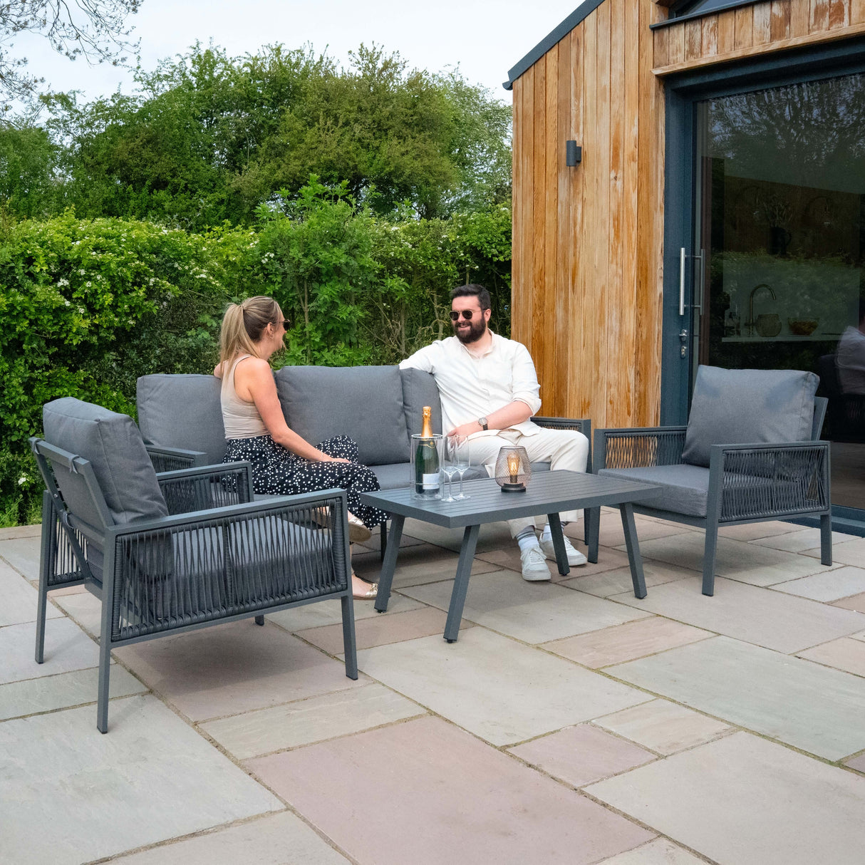 Set da Giardino in Alluminio 4 Pezzi con Cassapanca in Rattan Nero – Grigio Antracite