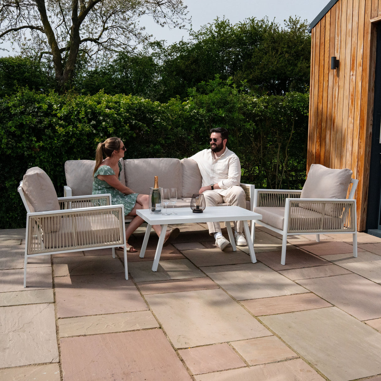 Set da Giardino in Alluminio 4 Pezzi con Cassapanca in Rattan Nero – Bianco