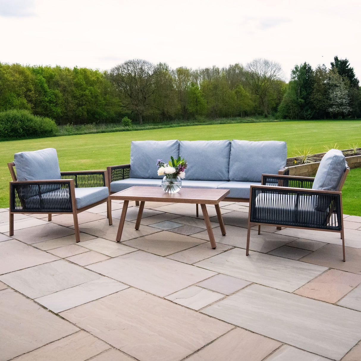 Set da Giardino in Alluminio 4 Pezzi con Cassapanca in Rattan Nero – Effetto Legno