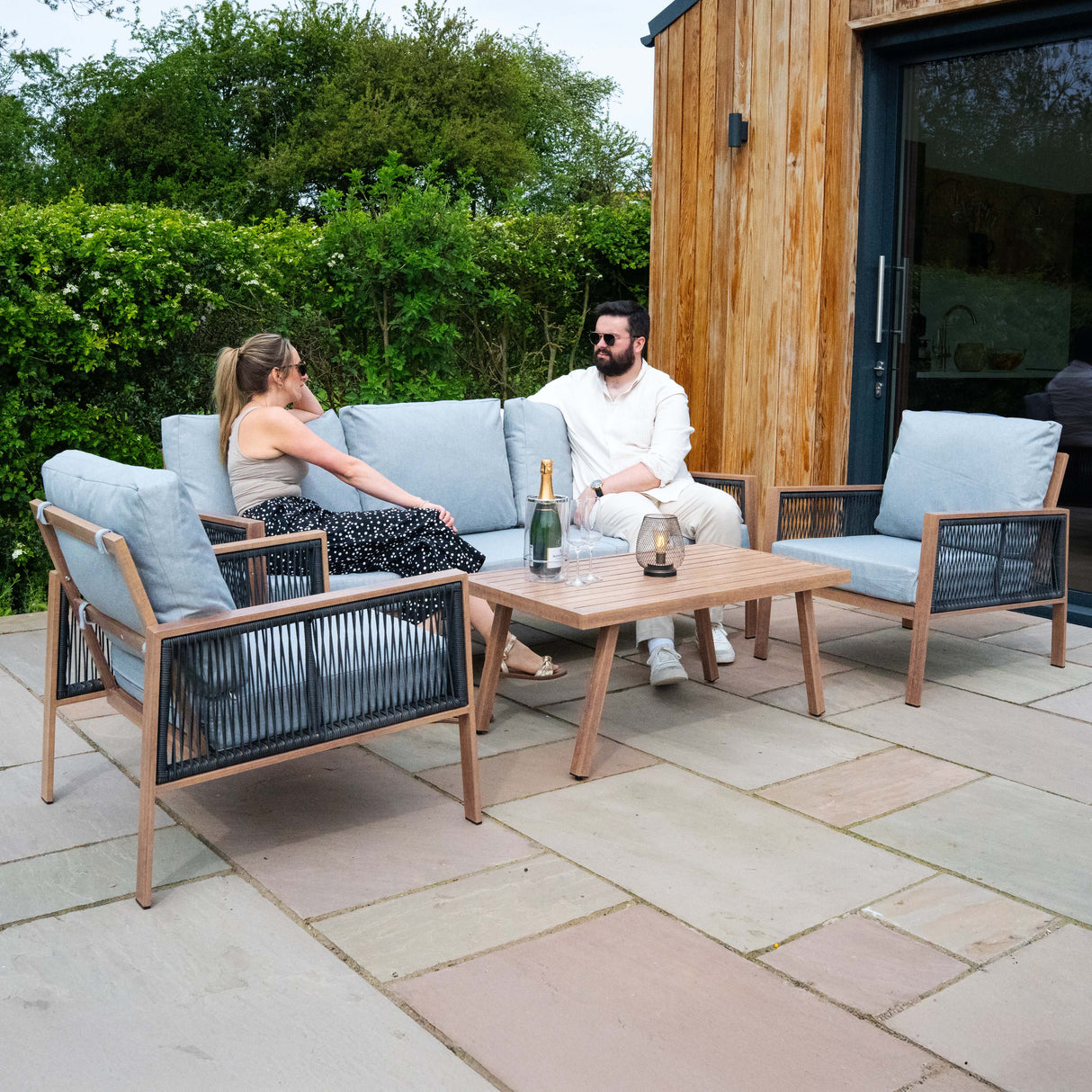 Set da Giardino in Alluminio 4 Pezzi con Cassapanca in Rattan Nero – Effetto Legno