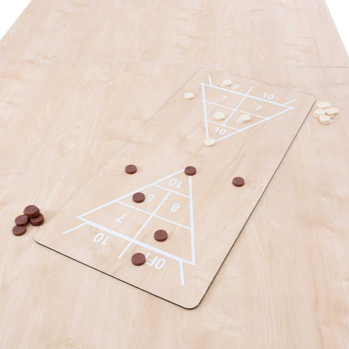 Tavolo multigioco 7-in-1 beige effetto legno, superficie liscia con segni bianchi e pezzi di gioco in legno disposti strategicamente