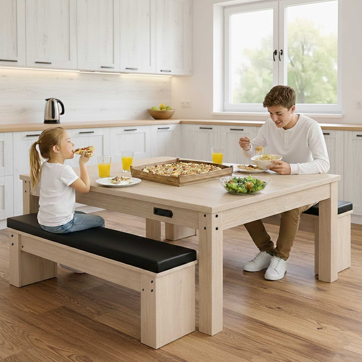 Tavolo Giochi 7-in-1 beige con due panche nere, famiglia che mangia insieme, ambiente luminoso e moderno con cucina in legno chiaro
