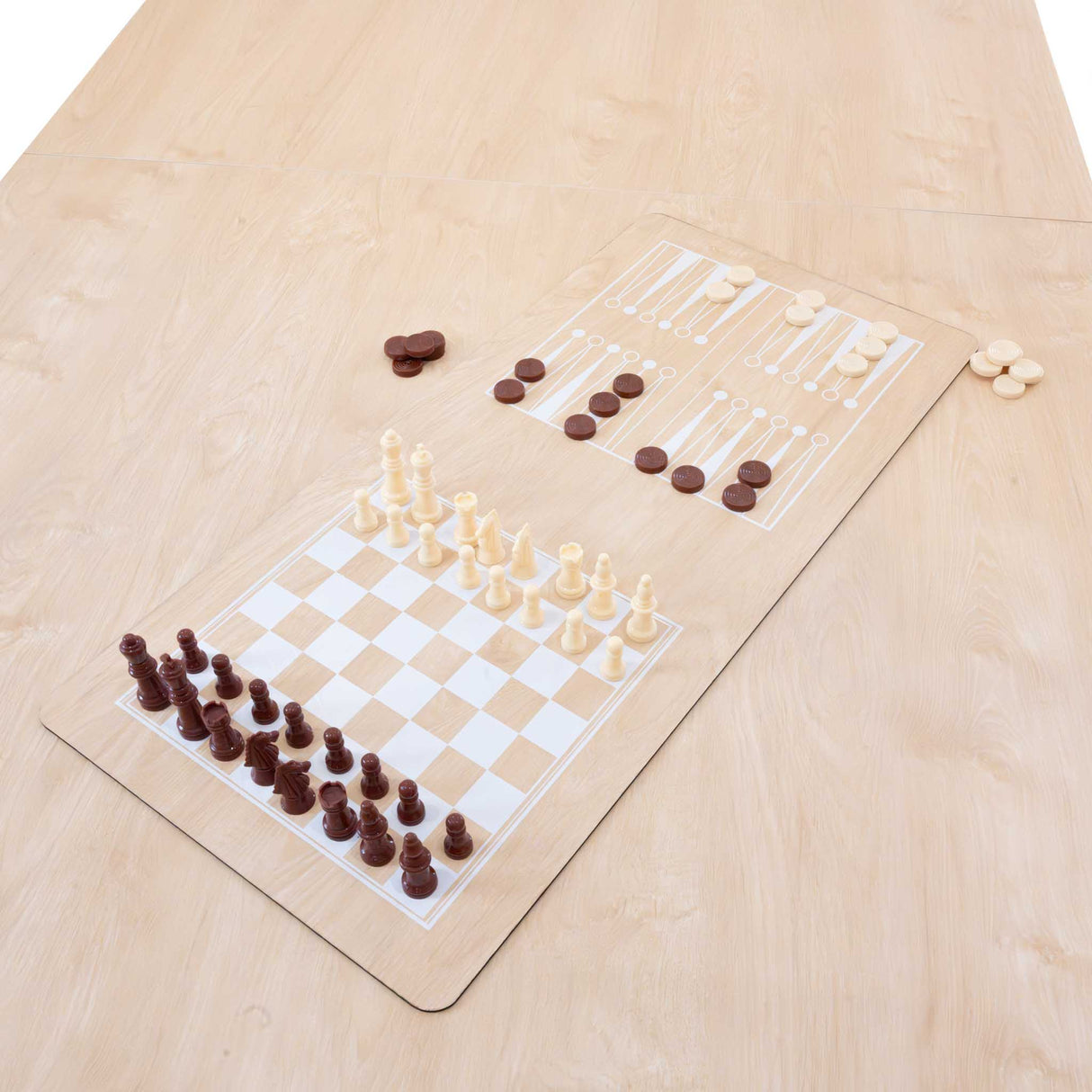 Tavolo giochi beige 7-in-1 con superficie liscia, scacchiera e piani per vari giochi, completo di due panche contenitore