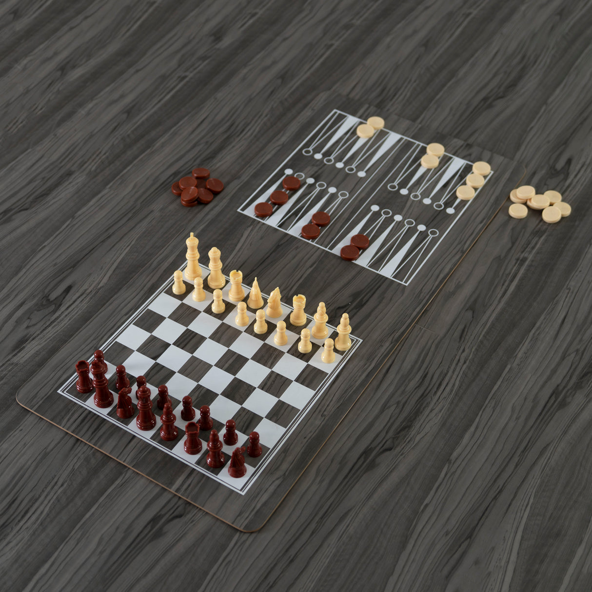 Tavolo giochi 7-in-1 grigio con superficie in legno, scacchi e dama, due panche contenitore ai lati per riporre i pezzi