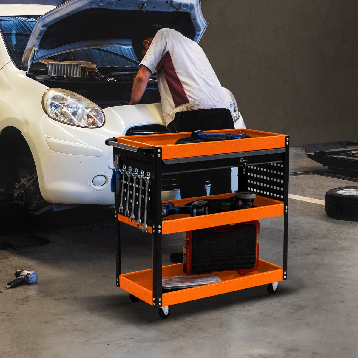 Carrello portautensili T-Mech arancione e nero, con ripiani robusti, attrezzi organizzati e ruote per facile mobilità in officina
