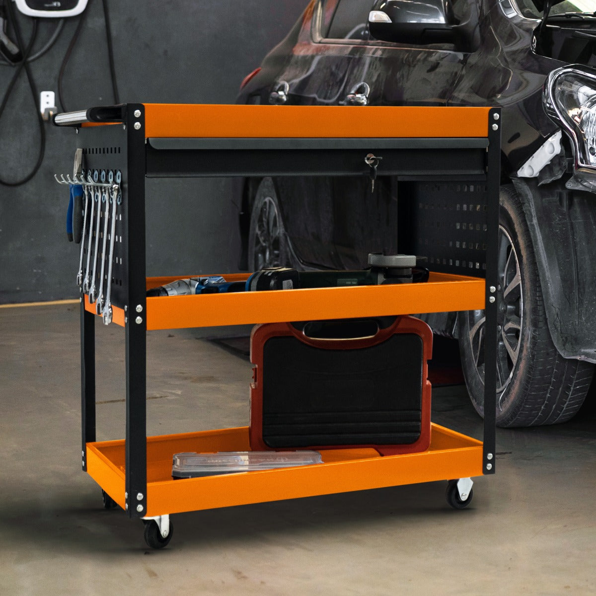 Carrello portautensili T-Mech con struttura nera e ripiani arancioni, dotato di cassetto e ruote per facilità di movimento