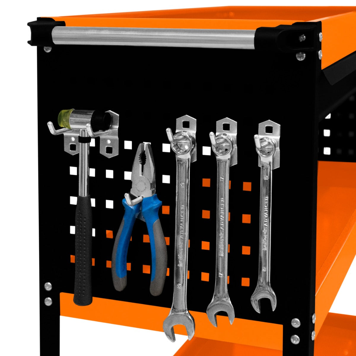 Carrello portautensili T-Mech con struttura nera e arancione, attrezzi metallici appesi su pannello forato, include chiavi e pinze