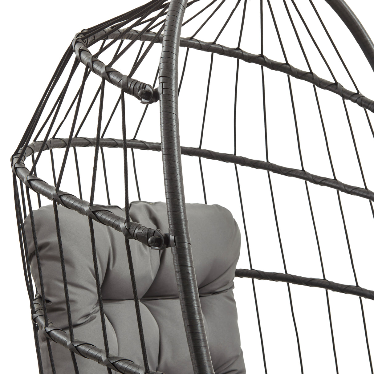 Poltrona sospesa a uovo in rattan nero con struttura metallica, cuscino grigio imbottito e design moderno e avvolgente